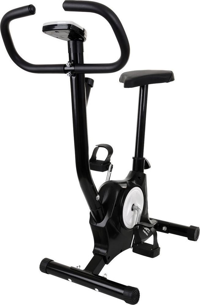 Trening Sykkel i sort metall med grå detaljer, synlig sete, pedaler og LCD-display, sett fra skrå front.