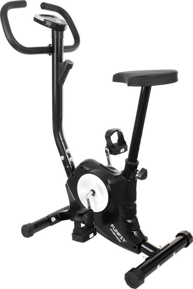 Treningssykkel i sort metall med justerbart sete, brede pedaler med stropper og styre med nettbrettholder.