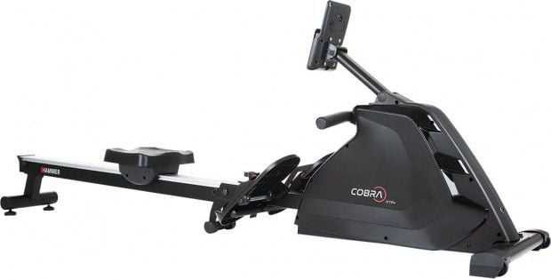 Romaskin Trening sort romaskin med sølvfarget skinne, avlangt sete, fotstøtter, skjerm og håndtak sett fra siden.