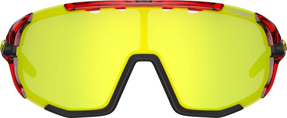 Sykkelbriller med stor, gul linse og rød-transparent ramme, sett forfra med sorte detaljer ved nesebroen.