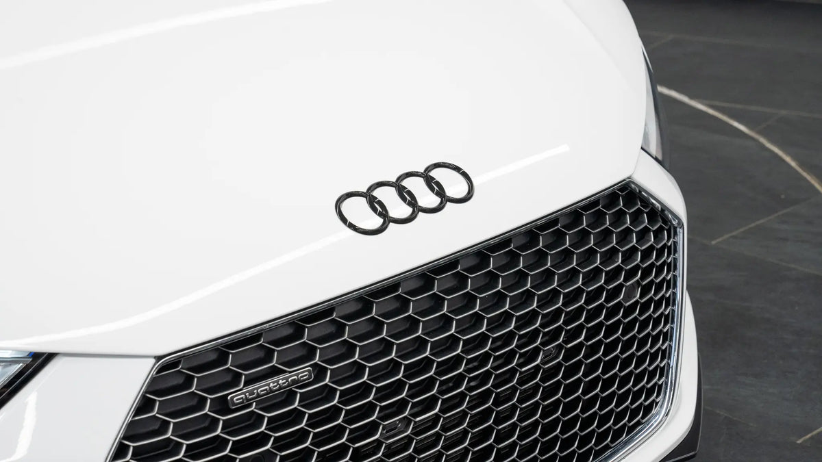 Emblem/logo til Audi R8 ringer Sport i Black Edition med svart og rødt design