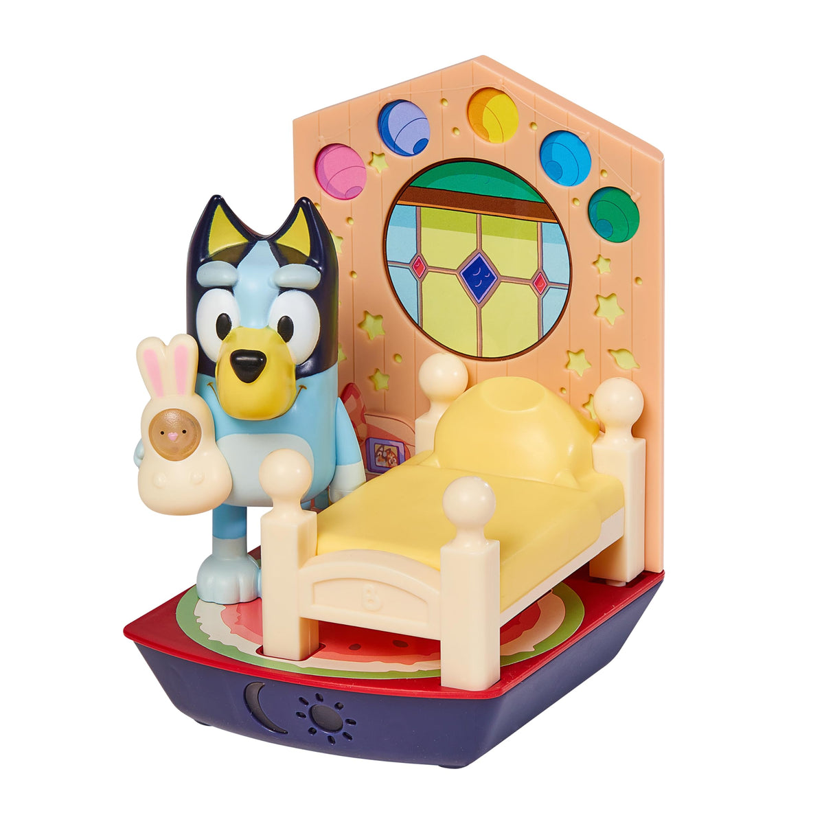 Nattlampe Barn med blå hundefigur som holder kaninbamse, liten seng og fargerik dekorert bakvegg.
