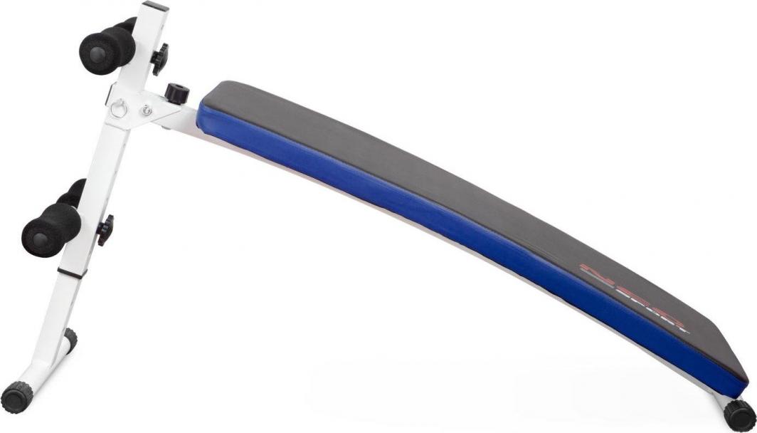 Treningsbenk Justerbar med svart og blå polstring, hvit ramme og sorte skumruller, sett fra siden i skrå vinkel.