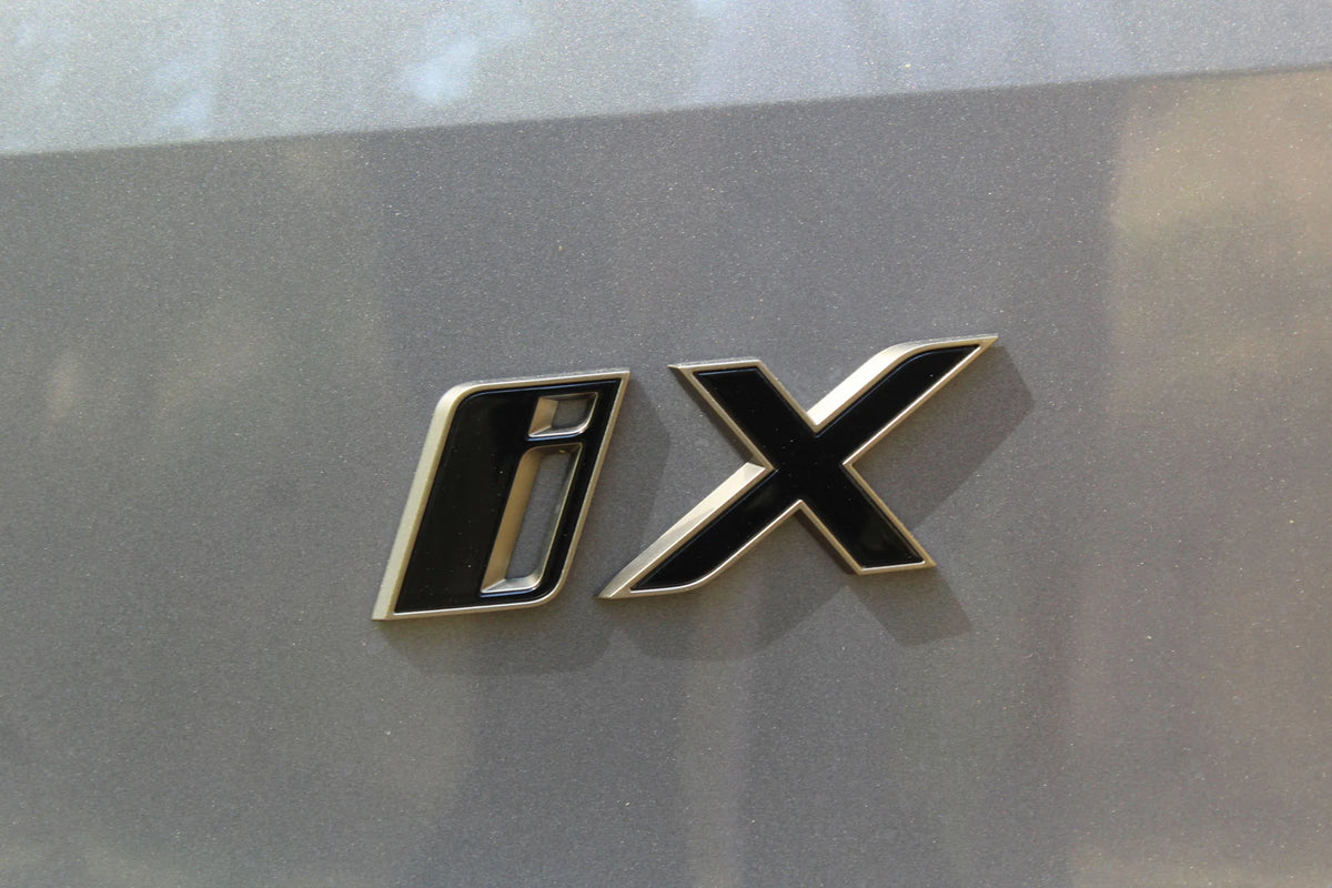Emblem Bmw iX (I20) Bronze Edition Bakluke | Bmw Ag - sett forfra