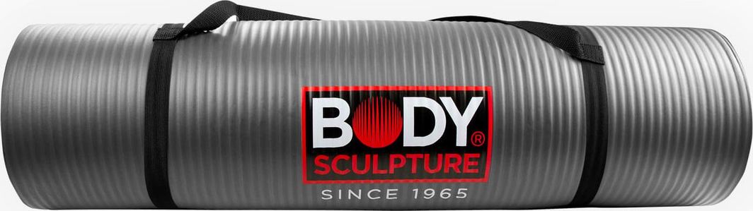 Treningsmatte Tykk grå rullet matte av ribbet skumplast med sorte bærestropper og Body Sculpture-logo.
