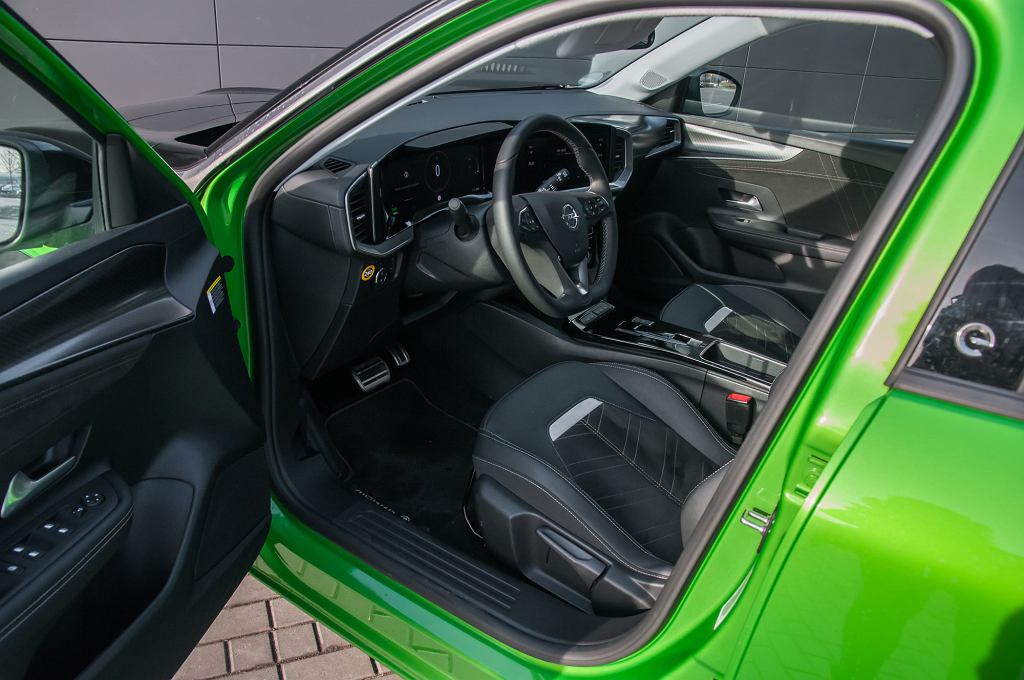 PSA OEM stoffmatter til Opel Mokka-e – svart velour med eMokka-logo