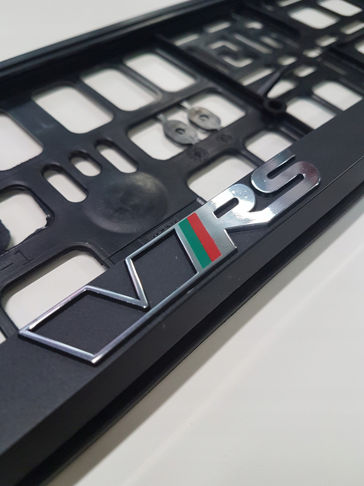 Emblem/logo til Skoda 3D logo VRS i svart og krom plast, egnet for montering foran eller bak på bilens karosseri