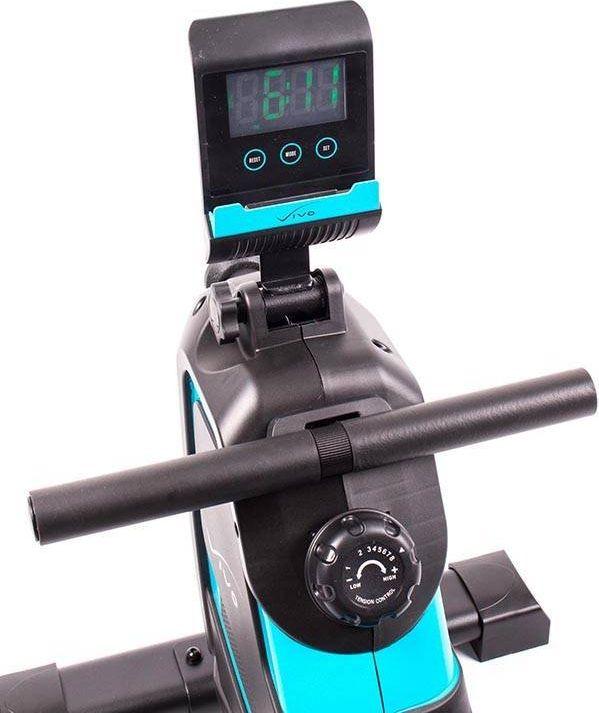 Romaskin med digitalt display, styre og motstandsknott i sort og turkis plast og metall, sett forfra.