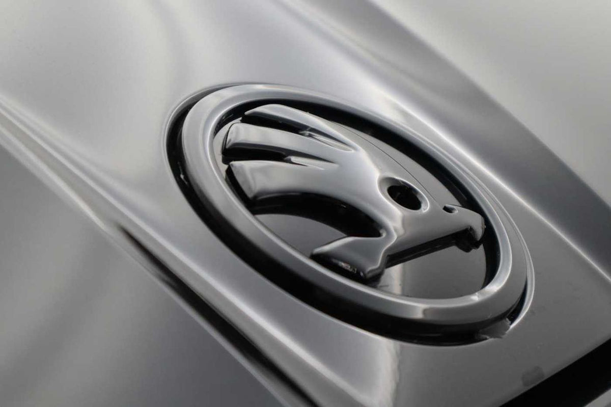 Emblem/logo til Skoda Monte Carlo Karoq > i glossy black for panser, original Škoda-del med perfekt passform