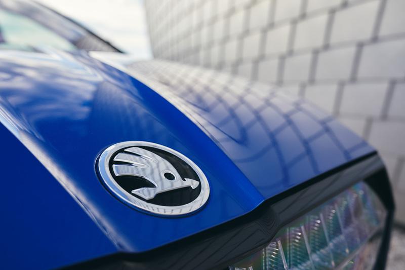 Emblem/logo til Skoda Enyaq iV > med chrome og svart utførelse for panseret, original Vag-del