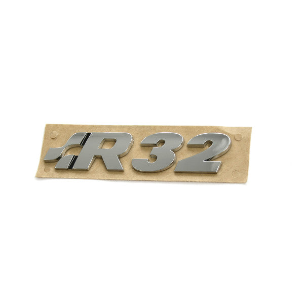 Emblem i krom til Vw R32 montert på bakluke med original Volkswagen passform