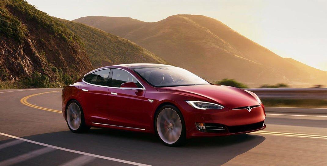 Bakfangerbeskytter Tesla Model S (2012-2021) – rustfritt stål + carbon - nærbilde