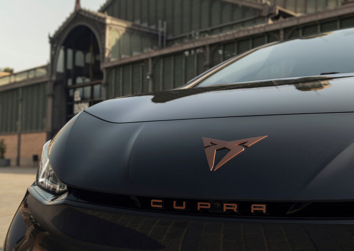 Emblem/logo til Cupra Born > Penny Copper-metallic med dobbeltsidig teip for pansermontering