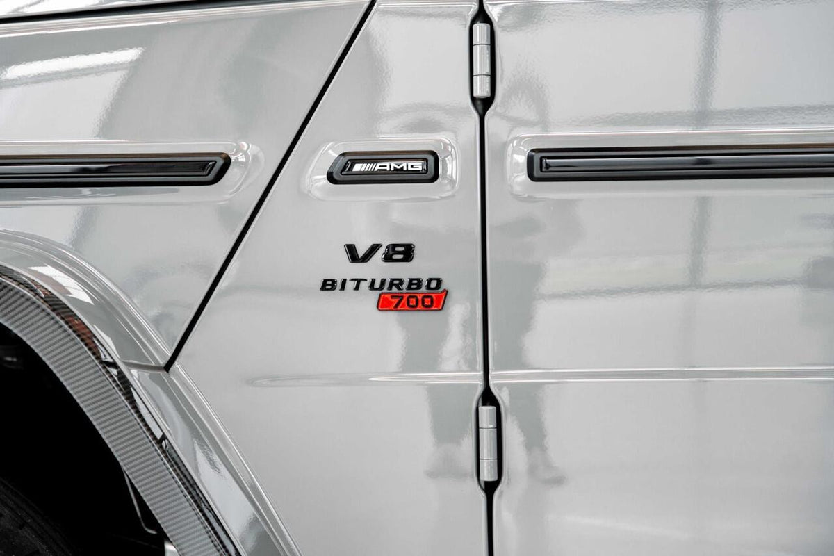 Emblem/logo til Mercedes V8 BiTrubo Sport i svart ABS-materiale, perfekt for bakluke eller sideskjerm.