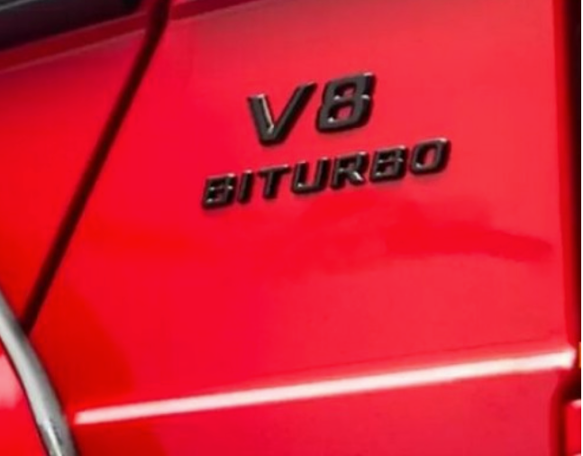 Emblem Mercedes V8 BiTrubo Sport Black Edition - sett forfra