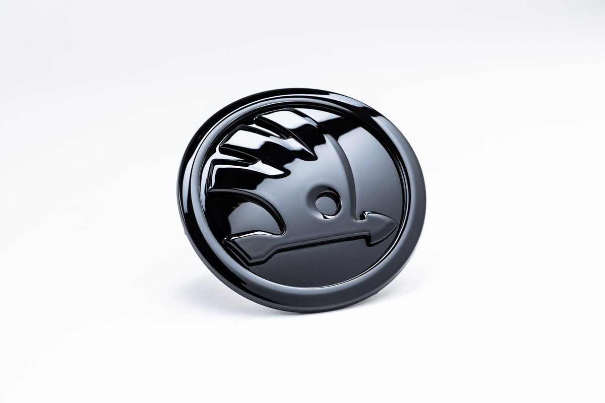 Emblem Skoda Octavia IV > Monte Carlo Panser Glossy Black - sett forfra