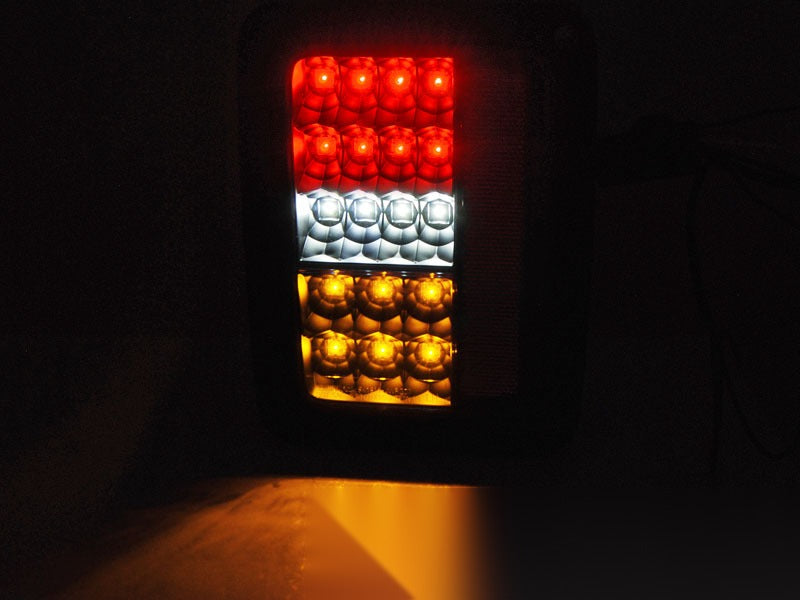 Baklykter Jeep Wrangler JK 07-18 pakke og innhold.
