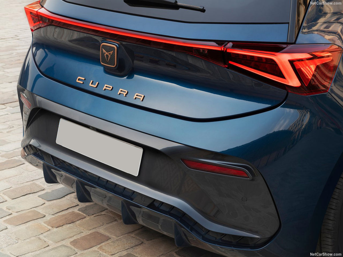 Emblem/logo til Cupra Born > Copper i kobberfarge for bakluke, original Cupra del i ABS Automotive