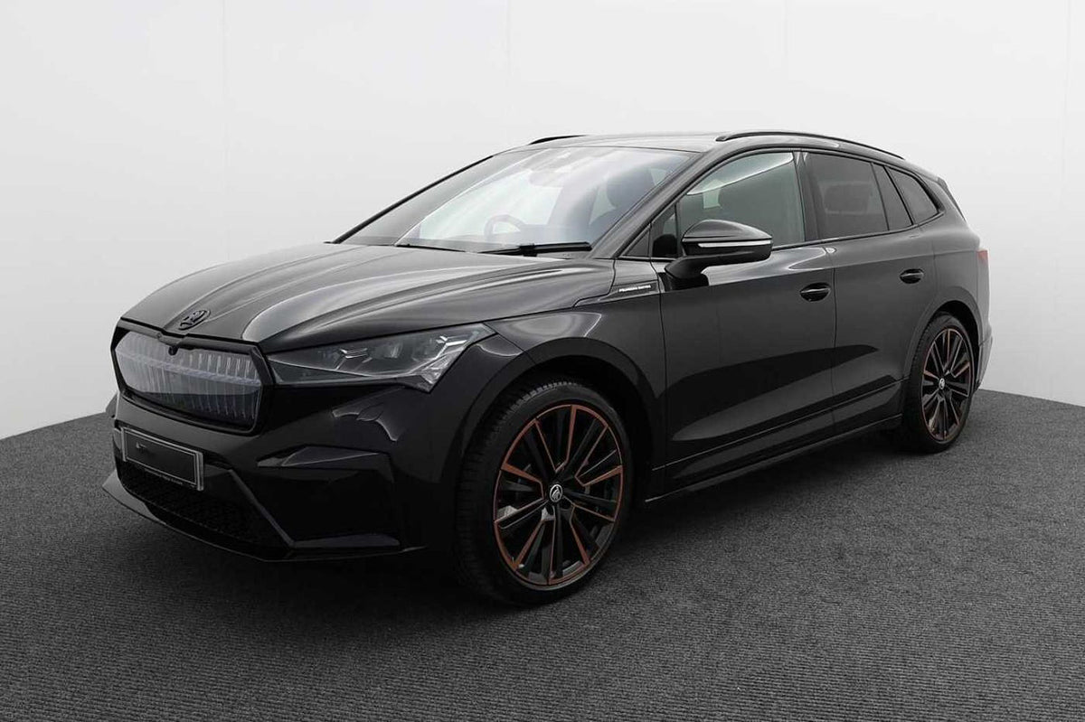 Emblem Skoda Enyaq iV > Monte Carlo Panser Glossy Black - detaljer