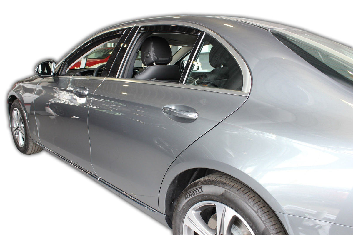 Vindavvisere Mercedes W213 Sedan fra Heko, skrått perspektiv med bil i bakgrunnen