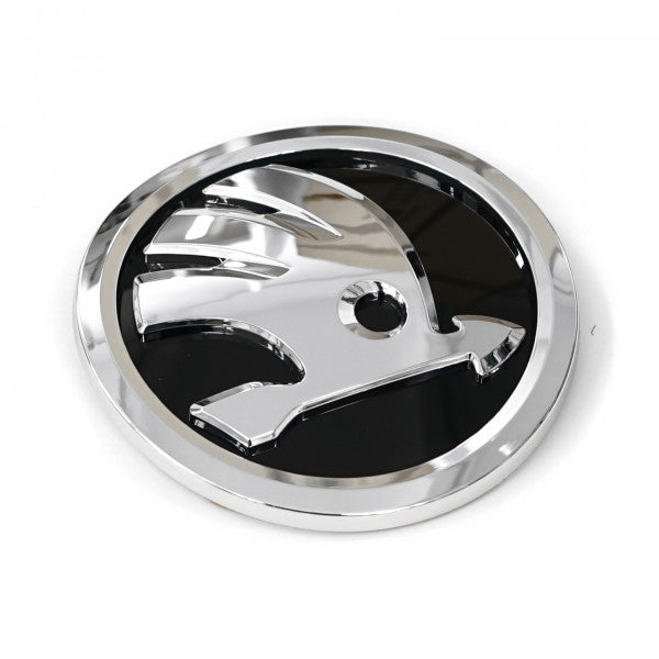 Originalt Skoda emblem til Skoda Scala > / Skoda Kamiq 2019 med svart og krom finish, frontmontert, ABS-materiale
