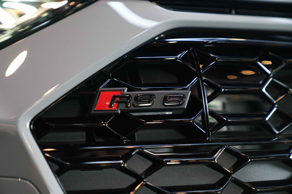Emblem Audi RS6 (C8) > Black Glossy / Red - sett bakfra