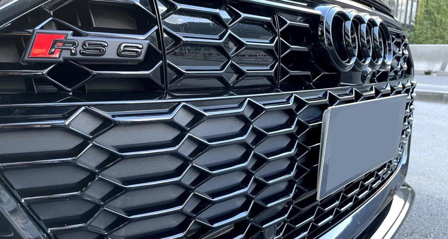 Emblem Audi RS6 (C8) > Black Glossy / Red - sett forfra