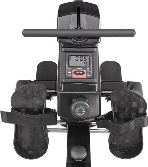 Romaskin Sammenleggbar sett ovenfra med to fotpedaler, justerbare stropper, digitalt display og motstandshjul.