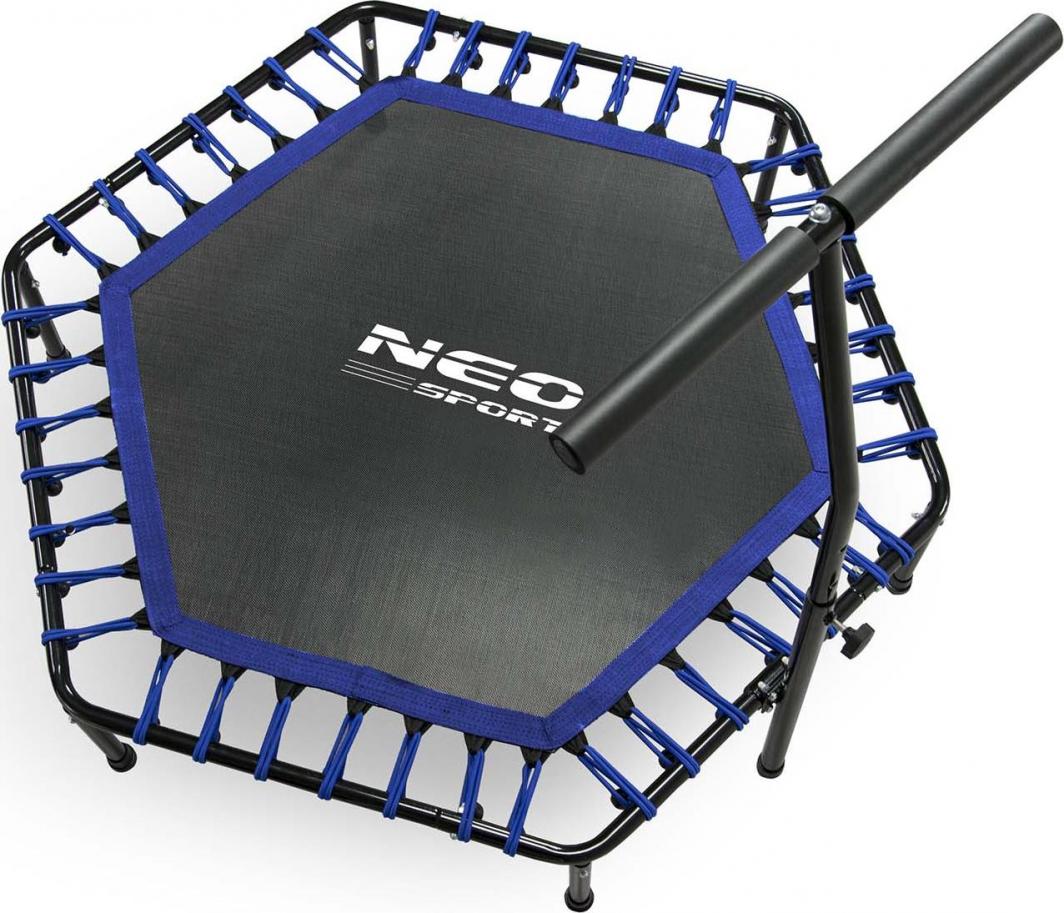 Trampoline Liten sekskantet trampoline i svart og blått med justerbart håndtak, sett skrått ovenfra.