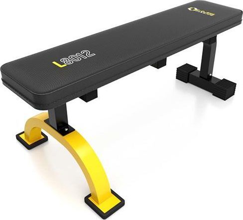 Treningsbenk med sort, polstret overflate og gule detaljer, avbildet skrått med synlige ben og stabile føtter.