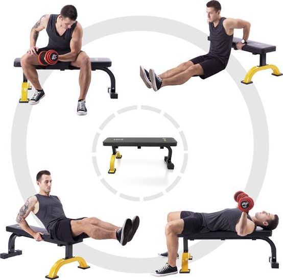 Treningsbenk i svart med gule detaljer, stålben og ryggstøtte, vises i bruk til styrkeøvelser med manualer.