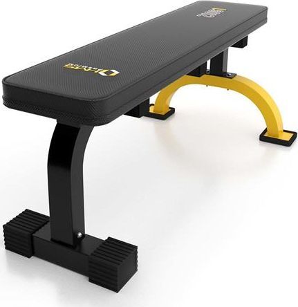 Benkpress Benk med sort polstring, sorte og gule ben, sett skrått bakfra, solide ribbede fotplater.