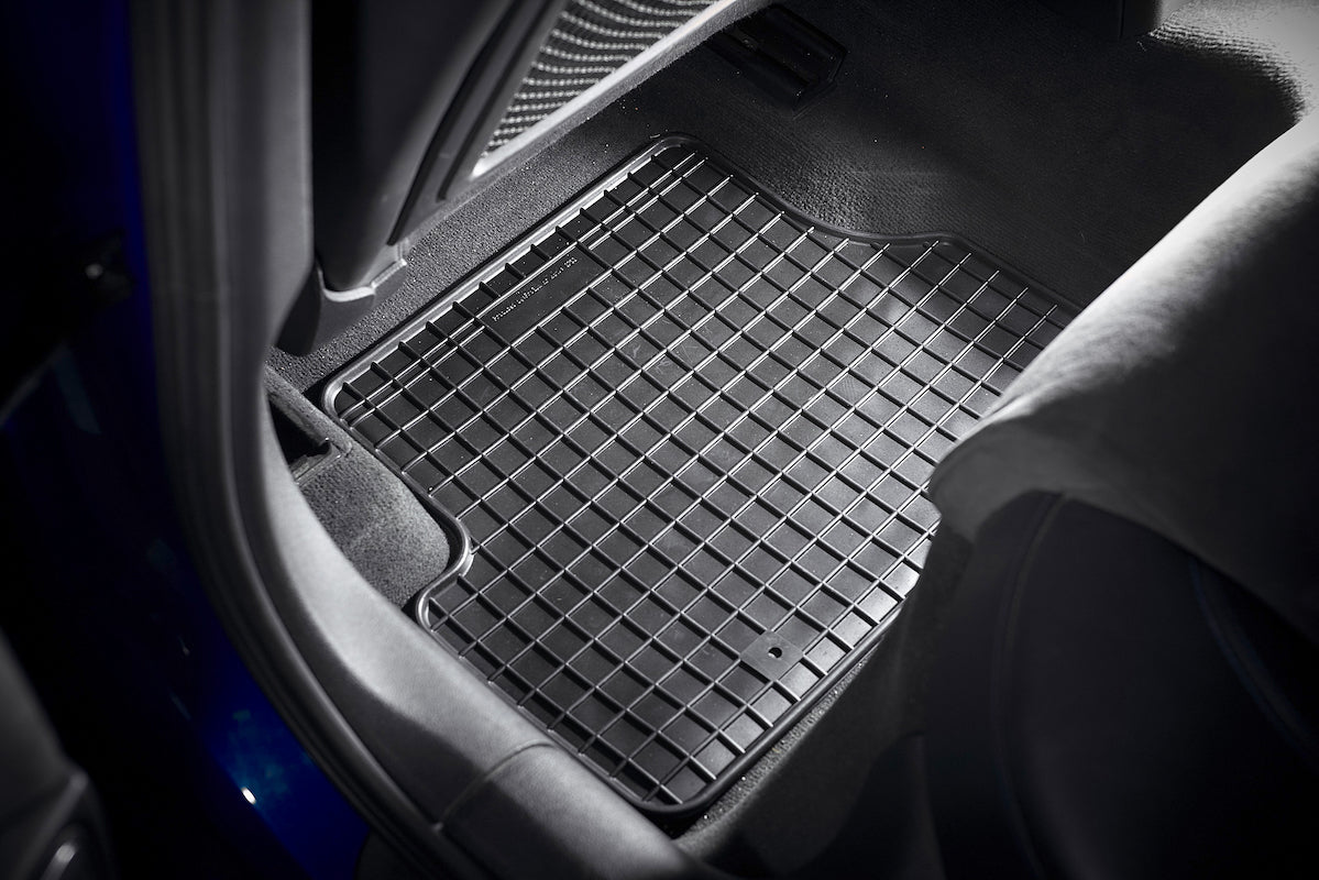 Gulvmatter Mitsubishi L200 II (2016-2019) – med sidekant på 1 cm - sett bakfra