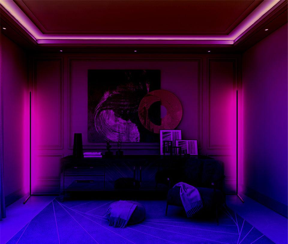 Tredemølle gulvlampe Mozos LC-RGB med fargerikt LED-lys i stuehjørne, moderne interiør.