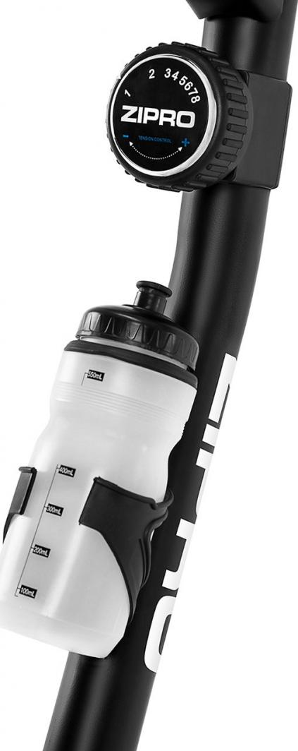 Ergometersykkel drikkeflaske i hvit plast med svart lokk i holder, justeringsskrue og logo synlig fra siden.