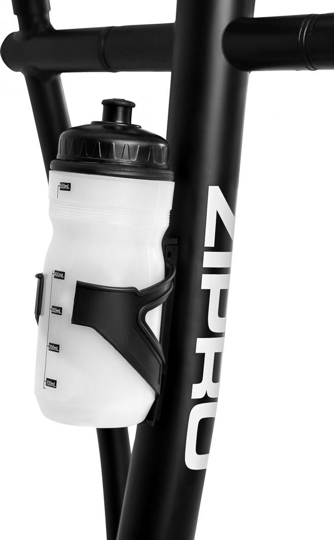 Orbitrek hvit plastdrikkeflaske med svart lokk og holder festet til svart metallramme, målemarkeringer vises.