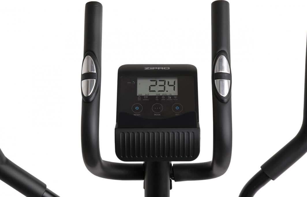 Crosstrainer med digital skjerm, pulssensorer på håndtakene og sorte detaljer med sølv, sett forfra.