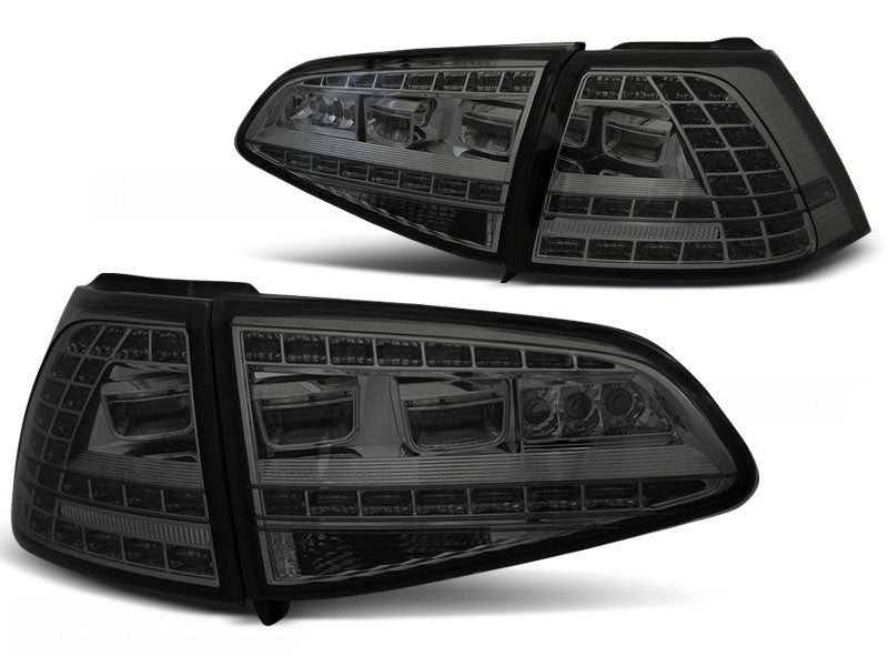 Baklykter LED Sport Smoke Sequential til VW Golf 7 13-17 sett rett bakfra på hvit bakgrunn.