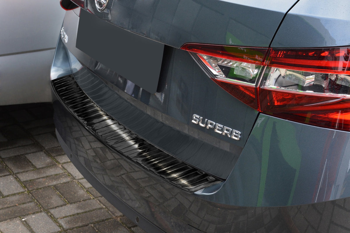 Avisa bakfangerbeskytter til Skoda Superb III Stasjonsvogn / Black Edition – svart børstet stål