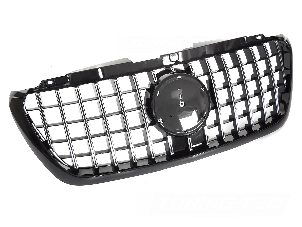 Grill GT Style til Mercedes Sprinter W907 18-22 i blank sort/krom sett rett forfra på hvit bakgrunn.