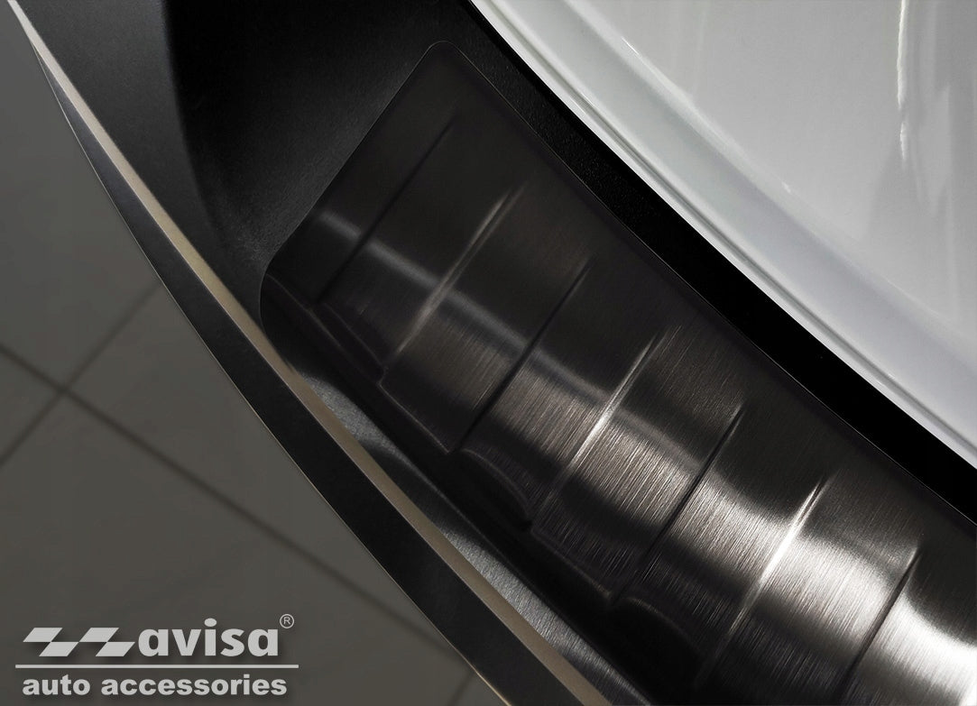 Bakfangerbeskytter Mazda MX-30 (2020-) – rustfritt stål + carbon - nærbilde