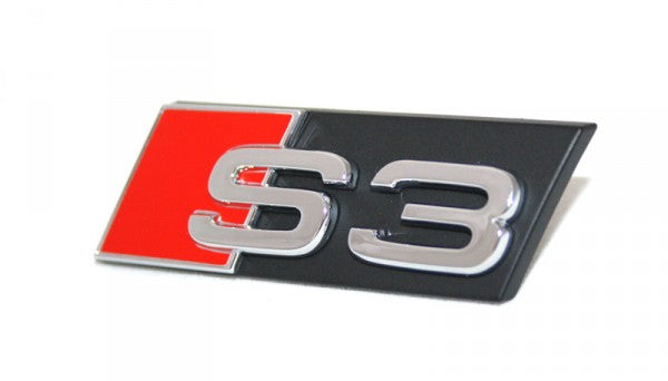 Emblem/logo til Audi A3/S3 (8P) / Audi A3/S3 (8V) 2013-> / Audi A3/S3 (8V) 2015-> Chrome / Red montert på front grill, laget 