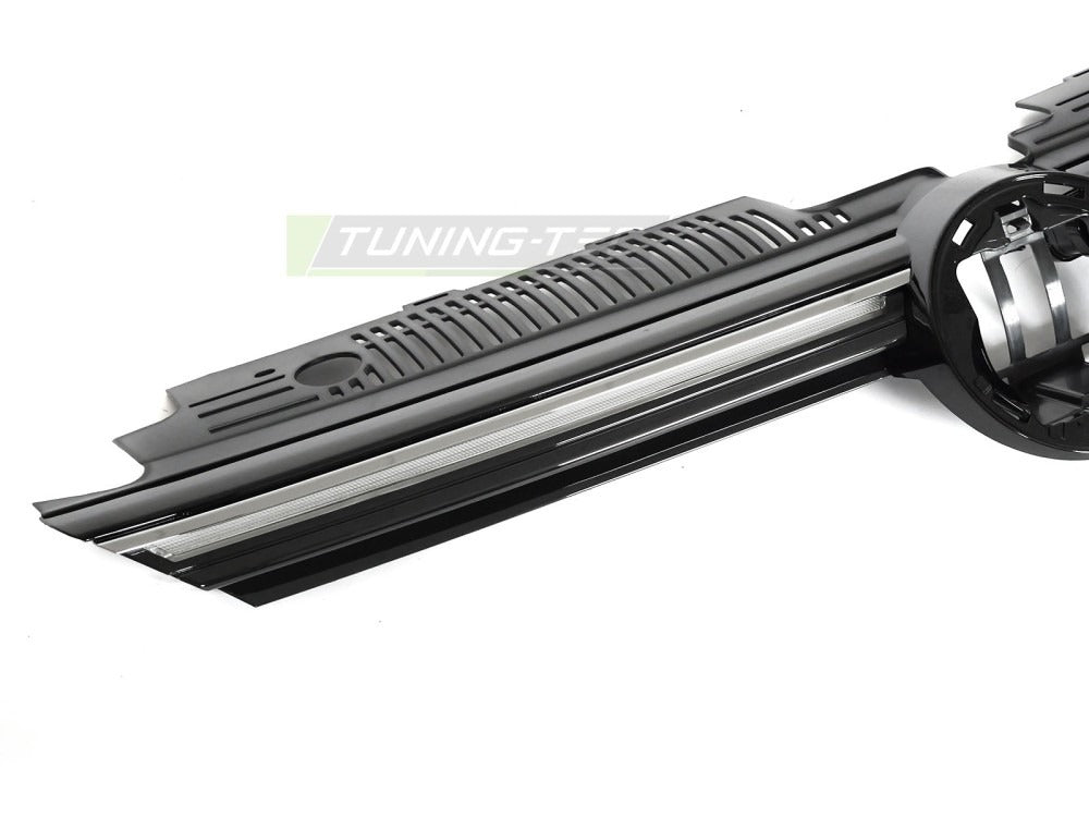Grill Line VW Golf 8 19-24 sett forfra med passform synlig