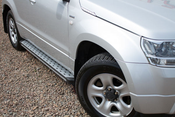 Stigtrinn Ventshield til Suzuki Grand Vitara II 2005-2014 i aluminium og svart/sølv