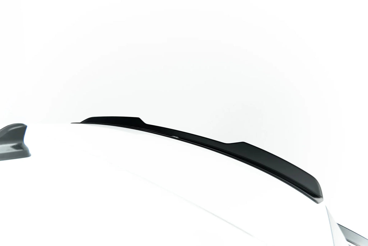 Bakfra av Volkswagen T-Roc Mk2 med montert Maxton Design Spoiler Cap