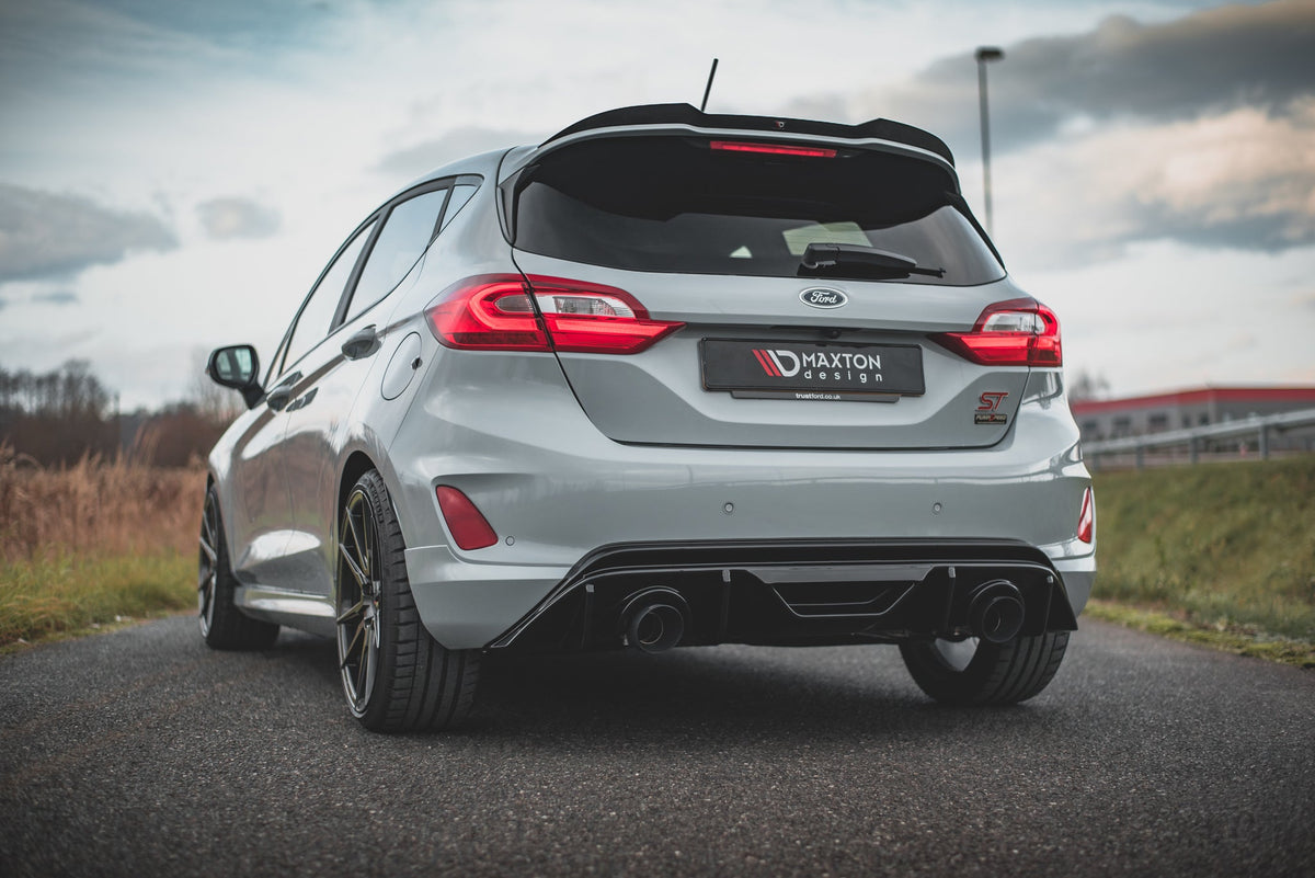 Nærbilde av Milltek Sport eksosendestykker i rustfritt stål på Ford Fiesta ST Mk8