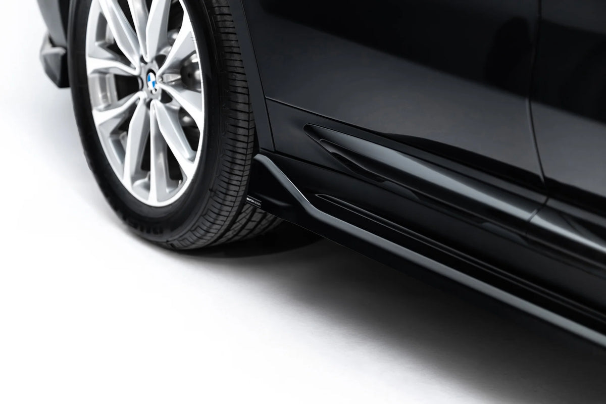 Detalj av sideskjørt diffuser langs terskelen på BMW X3 G01