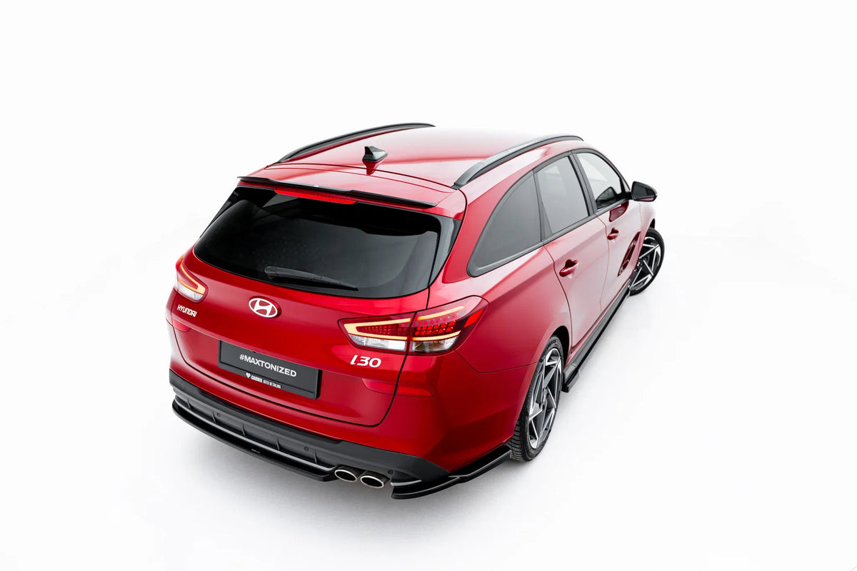 Spoiler Cap i blank sort ABS montert på Hyundai i30 N-Line Wagon Mk3 Facelift