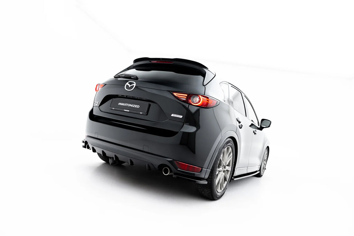 Nærbilde av sidesplitter bak i blank sort ABS på Mazda CX-5 Mk2