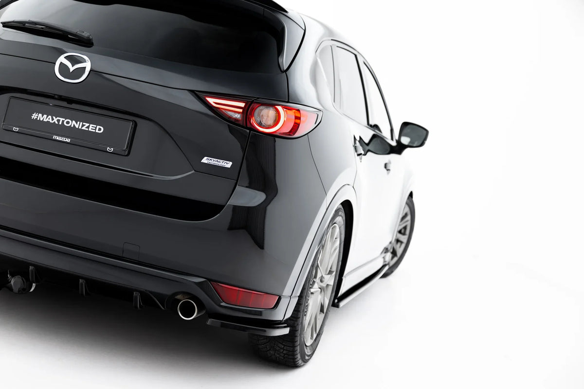 Nærbilde av Maxton Design hekkskjørt for Mazda CX-5 Mk2 i blank sort finish